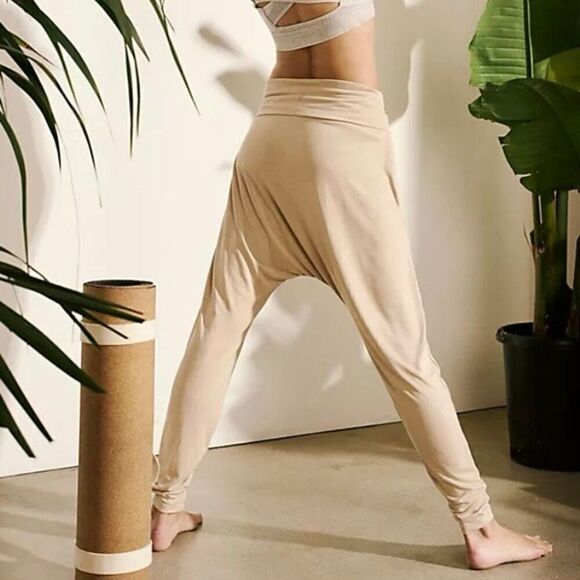 Free People Tan Echo Harem Relaxed Fit Pull On Cinch Ankle Pants NWT Size Small - Picture 2 of 8
